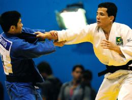 Judoca brasileiro sente dor de barriga, suja calas, mas vai  final
