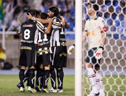 Loco Abreu pe o Botafogo de volta  briga pelo ttulo brasileiro