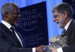 Representando Lula, Amorim recebe prmio no Frum de Davos