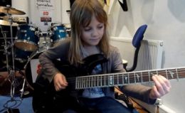Pequena guitarrista de oito anos se torna hit na Internet