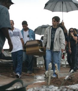 Enterrado corpo de professor de curso em prdio que desabou no Rio