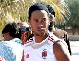 Ronaldinho Gacho durante treino do Milan na praia