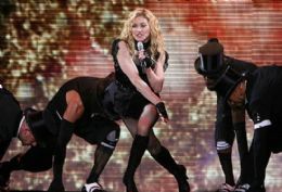 Madonna durante o show que fez em Sfia no ltimo sbado (29); tabloide traz vdeo de desmaio da cantora