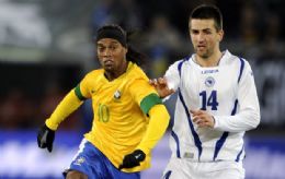 Mano Menezes: 'Ronaldinho esteve abaixo do que  o Ronaldinho'