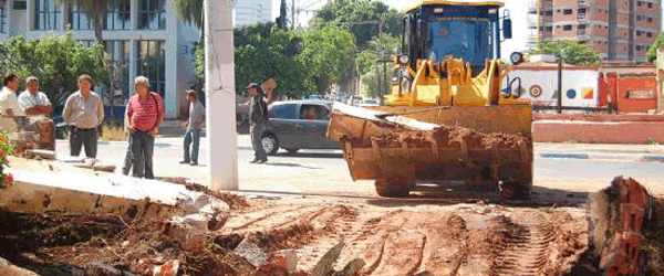 Aps ao judicial, mquinas abrem ruas fechadas na Miguel Sutil (Fotos)