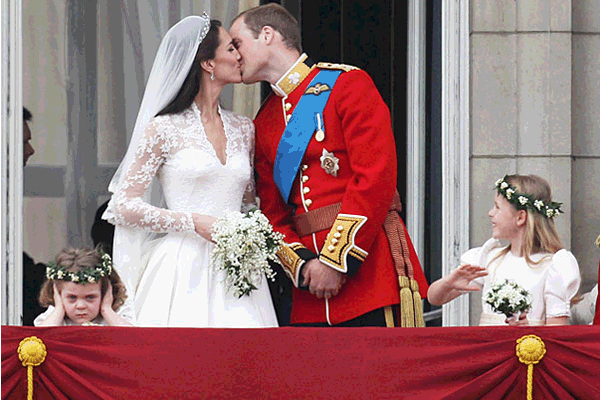 Enquanto Kate e William se beijam, daminha se irrita com gritos da peble