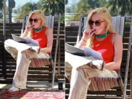 Lindsay Lohan fuma cigarro eletrnico durante priso domiciliar
