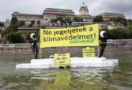 Protesto na Hungria usa iceberg fictcio contra mudana do clima