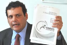 O presidente do Inep, Reynaldo Fernandes, durante apresentao das questes do novo Enem, que ser realizado em outubro