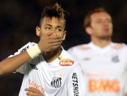 Pel se rende ao gol de Neymar e pede 'cinco placas' para o craque