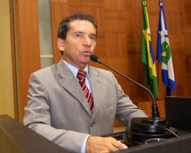 Deputado isenta empresa da esposa e garante legalidade nos contratos