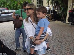 Em Miami, Claudia Leitte grava clipe com Ricky Martin e cuida do filho