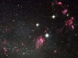 Galxia solta bolhas de gs estelar em foto do Hubble