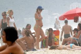 Luana Piovani exibe barriguinha de grvida (e alguns hematomas na perna) na praia de Ipanema, na Zona Sul do Rio de Janeiro