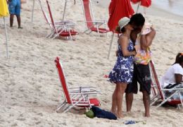 Cissa Guimares e Marcos Roza se beijam na praia de Ipanema