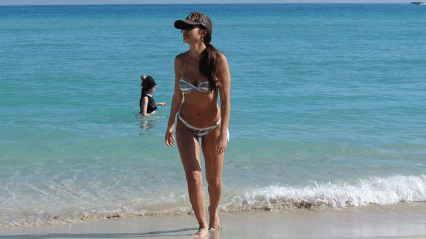 Ex-BBB Maria curte frias em Miami e exibe boa forma na praia; Veja foto