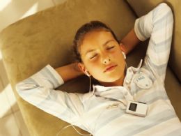 Som alto no fone de ouvido ameaa audio de adolescentes, diz estudo