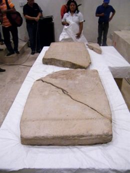 Pedra maia  exibida para desmentir anncio do fim do mundo em 2012