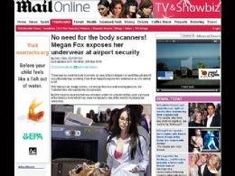 Megan Fox deixa blusa aberta e mostra suti em aeroporto nos EUA