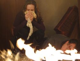 Clara tenta matar Tot queimado em Passione