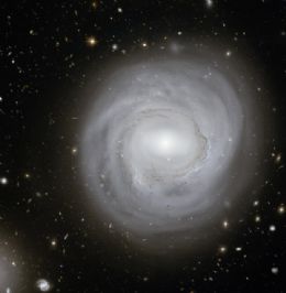 Galxia espiral a 320 milhes de anos-luz  fotografada por telescpio