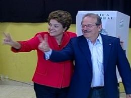 Dilma chega para votar em Porto Alegre