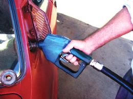 Governo baixa Cide da gasolina e diesel para evitar aumento
