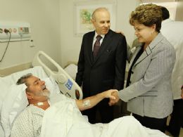 A presidente Dilma Rousseff e o ministro Guido Mantega durante visita a Lula em hospital de SP