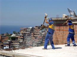 Construes em rea de risco so demolidas na Zona Sul do Rio