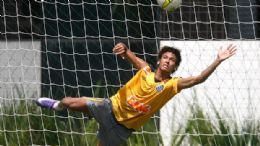 Neymar se aventurou no gol em treinamento do Santos, nesta tera-feira
