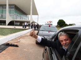 Presidente Lula acena para os populares na sada