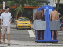 Banheiro fraldo volta a ser instalado em Copacabana para o Rveillon