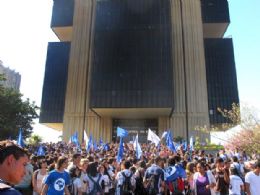Manifestantes da UNE interditam via em frente ao Banco Central, no DF
