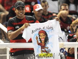 Torcida aprova estreia de Ronaldinho, mas espera mais nos prximos jogos