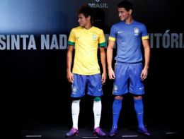 Neymar e Ganso com as camisas que sero usadas pelo Brasil nas Olimpadas