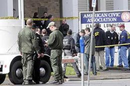 Policiais isolam local onde um atirador matou 13 pessoas na cidade de Binghampton, no Estado de Nova York