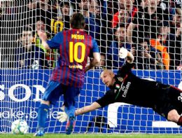 Messi cobra o primeiro pnalti para abrir o placar: lance gerou polmica