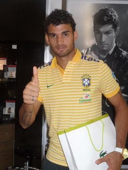 Com a camisa leve, Willian espera distribuir sorrisos como Ronaldo