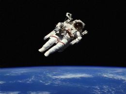 Astronautas completam 1 caminhada da misso do Discovery