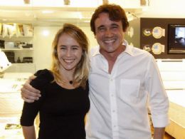 Preocupado com a namorada, Caio Junqueira esclarece foto ao lado de atriz
