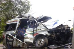 Acidente entre van e carreta deixa 4 mortos em SC