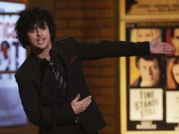 Vocalista do Green Day  expulso de voo por estar com calas baixas