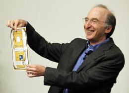 Vencedor do Nobel recebe certificado de vaga de estacionamento 'eterna'