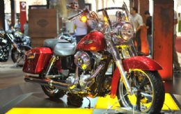 Pin-ups apresentam novidades da Harley-Davidson para o Brasil