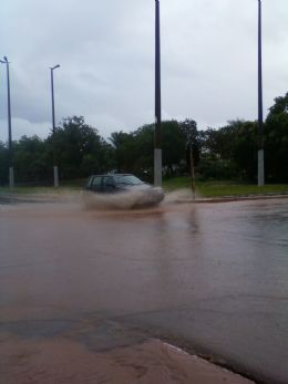 Chuva causa alagamentos e transtorno aos motoristas