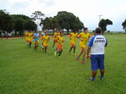 O tcnico Jocemar da Silva comanda o treino da equipe feminina do Sorriso