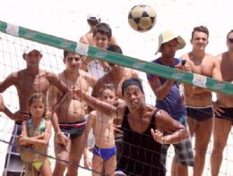 Ronaldinho Gacho, finalmente, joga futevlei na praia e vive como carioca