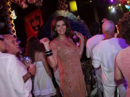 Roberta Close deixa baile de carnaval aps encontro com a ex-BBB Ariadna