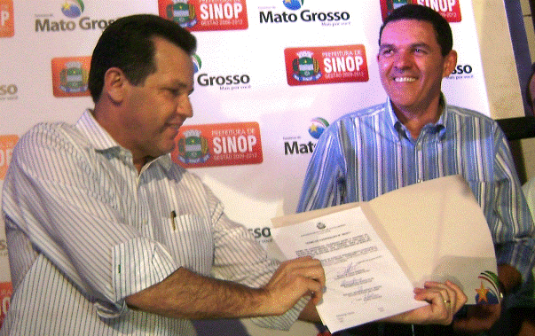 Silval e Juarez aps assinarem o 'pacoto' de convnios