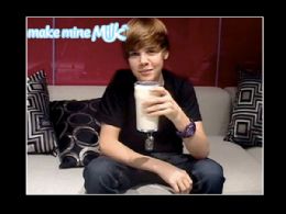 Justin Bieber incentiva o consumo de leite